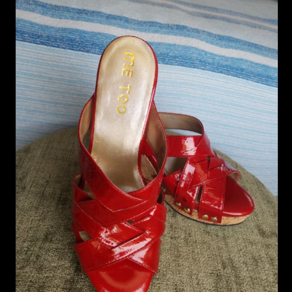 mee too wedges size 8 but like a 7 runs small